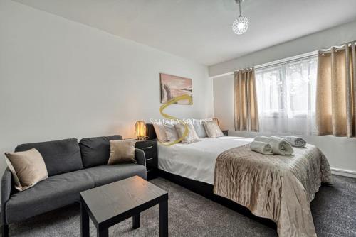 ein Wohnzimmer mit einem Bett und einem Sofa in der Unterkunft Luxe 3 Bed Central Nottingham in Nottingham