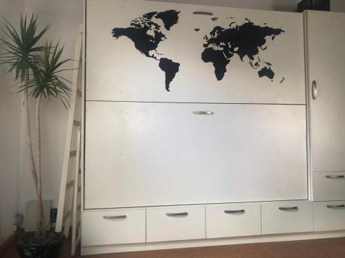 Un armario blanco con un mapa mundial. en Alquiler por Día Alca!!!! en Viedma