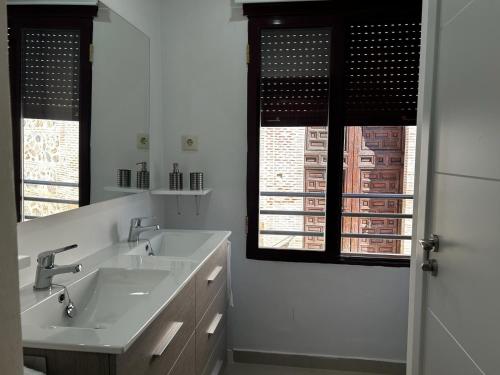 - Baño con 2 lavabos y 2 ventanas en Casa Eliseo, en Los Yébenes