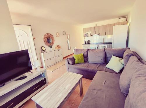 uma sala de estar com um sofá e uma mesa em Casa Noble em Costa de Antigua