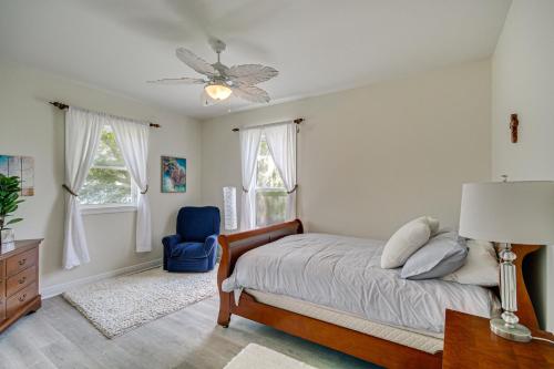 une chambre avec un lit et une chaise bleue dans l'établissement Waveland Vacation Rental - Walk to the Beach!, à Waveland