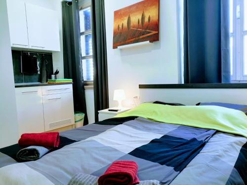 1 dormitorio con 1 cama y una pintura en la pared en G1 Pula Center Colosseum Apartment en Pula