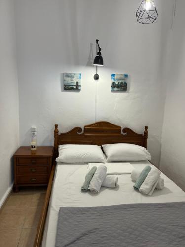 - une chambre avec un lit doté de draps et d'oreillers blancs dans l'établissement Το αρχοντικό της Ιωάννας ΙΙ, à Apróvaton