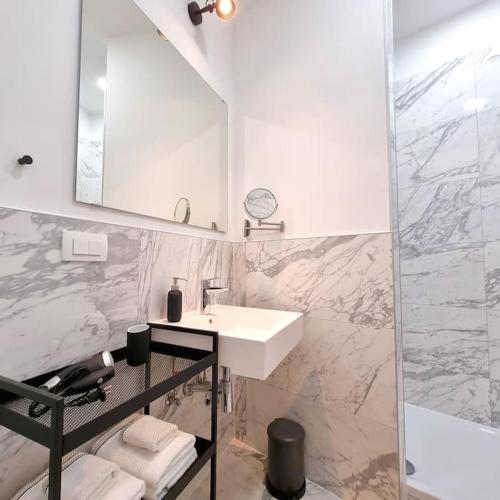 Baño blanco con lavabo y espejo en M17S Heritage Apartments en Zagreb