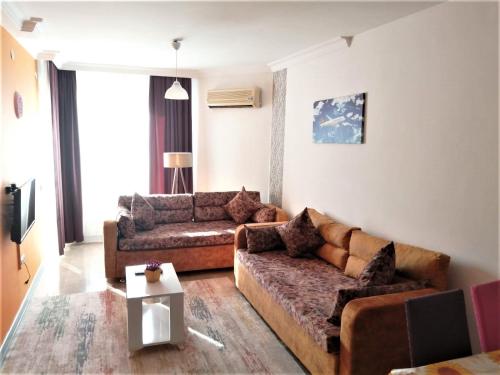 安塔利亞的住宿－Maya Apart Antalya，客厅配有两张沙发和一张桌子