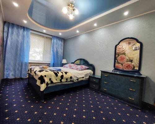 ein Schlafzimmer mit einem Bett und eine Kommode mit einem Spiegel in der Unterkunft Apartment in the center of Bender in Bender