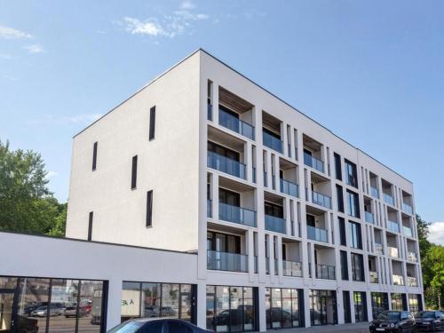 an exterior view of a white building with windows at J. Ralio apartamentai in Vilnius