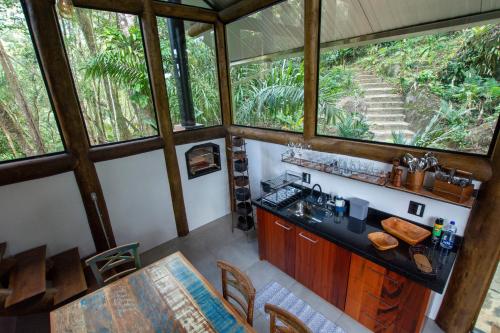 パラチにあるCasa do lenhadorのツリーハウスのキッチンの空中写真