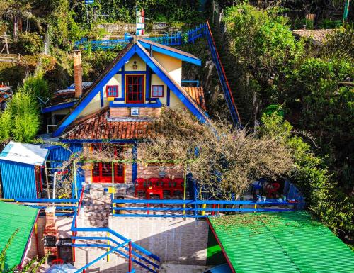 an overhead view of a house with a blue roof at Casa do Passarinho in Campos do Jordão