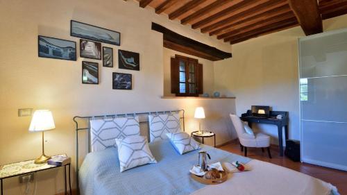 Schlafzimmer mit einem großen Bett, einem Schreibtisch und einem Schreibtisch in der Unterkunft Malvasia in Castelnuovo Berardenga