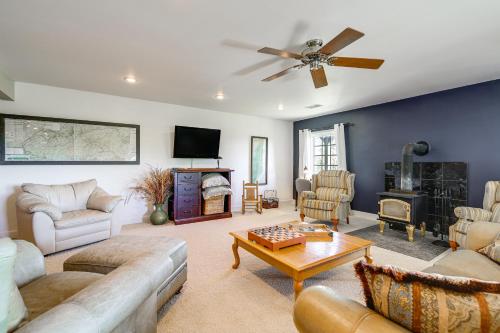 Sevierville Home w/ Mountain & Countryside Views photo 12
