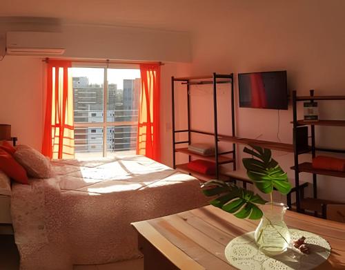 sala de estar con cama y ventana en Hornera Lagos - Moderno, amplio y luminoso en Rosario