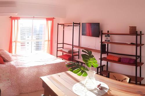 una sala de estar con un jarrón sobre una mesa en Hornera Lagos - Moderno, amplio y luminoso en Rosario