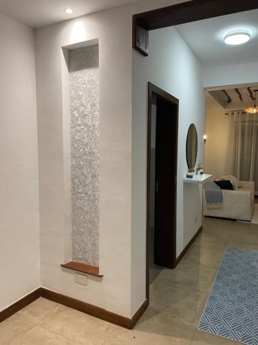 Cette chambre est dotée d'un mur avec un miroir et d'une porte. dans l'établissement Sultan Palace Beach Home- Ahsan, à Mombasa