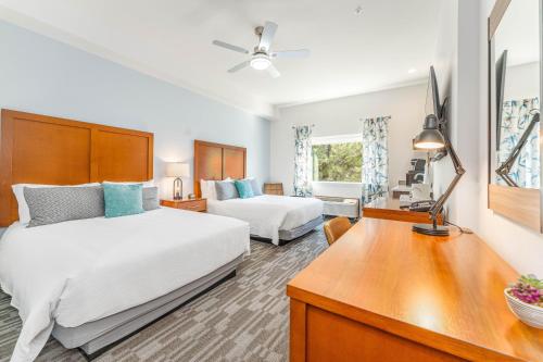 ein Hotelzimmer mit 2 Betten und einem Schreibtisch in der Unterkunft Manson Bay Suites in Manson