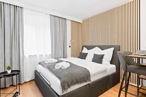 sypialnia z łóżkiem z dwoma ręcznikami w obiekcie Nähe Hauptbahnhof, für zwei, Kingsize Bett, Netflix w mieście Pforzheim