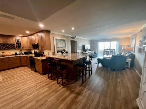 cocina y sala de estar con una gran isla con taburetes en 1200-602 Enjoy Relaxing Bayfront Bliss, en Sarasota