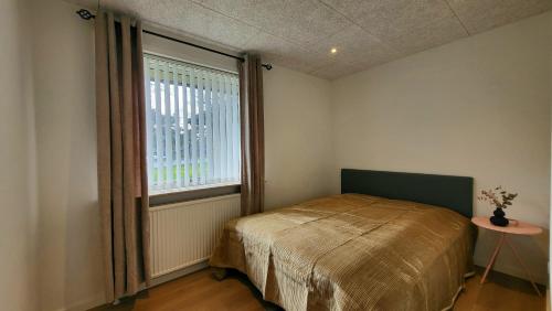 1 dormitorio con cama y ventana grande en Lego Fans Аpartment #2 Central of Billund, en Billund