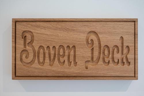 a wooden sign with the words garden rock at Noorderpad 5 Boven Deck in Spiekeroog