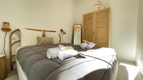 um quarto com uma cama grande e toalhas em Brand new 1 bedroom in Le Suquet em Cannes