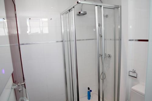 una doccia con porta in vetro in bagno di Casa Molinar a Palma de Mallorca
