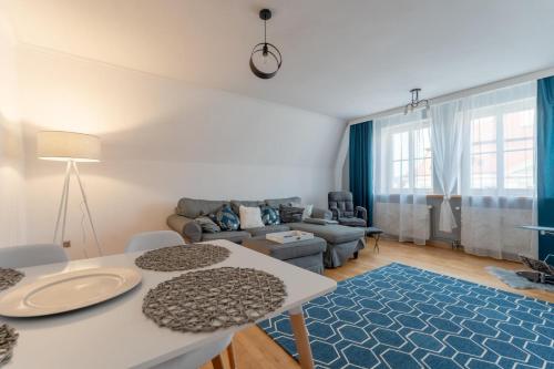 a living room with a couch and a table at Apartament RatuszLove - 2 osobne sypialnie, z widokiem na Ratusz - by SpaceApart in Jelenia Góra