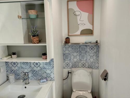 y baño con aseo y lavamanos. en chambre avec un accès indépendant et salle de bain et toilette privatifs, en Marquette-lès-Lille