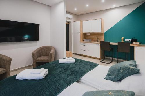 ein Schlafzimmer mit einem Bett mit zwei Handtüchern darauf in der Unterkunft Szent Miklós Apartman -Keco- in Szeged