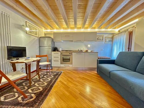 A kitchen or kitchenette at furlani apartment 1