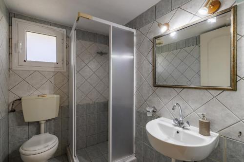 スコペロスにあるLikastiのバスルーム(トイレ、洗面台、鏡付)