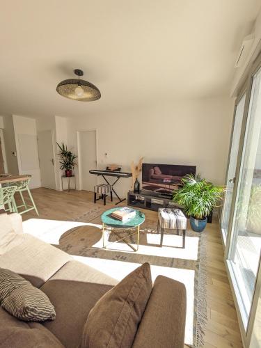 un salon avec un canapé et une table dans l'établissement Appartement de Standing avec jardin, à Clamart