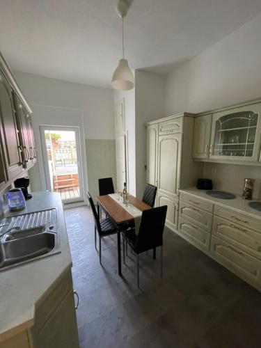 a kitchen with a table and chairs in a kitchen at Modernes, großes City Appartement 95 qm in Meuselwitz
