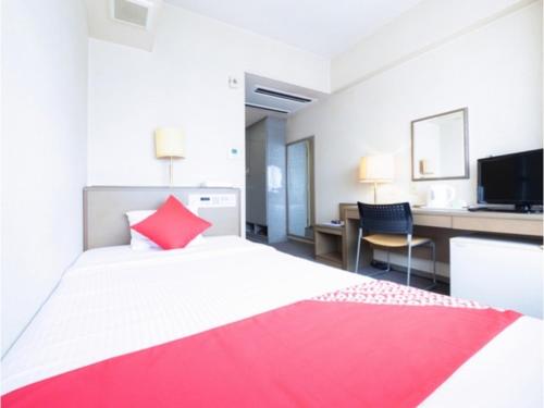 a bedroom with a large bed with a red pillow at HOTEL DRAKE - Vacation STAY 61981v in Odawara