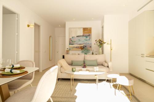 MARBELLA BANUS SUITES - Banús - Playas del Duque - Luxury 2BR - 2BA - Heart of Puerto Banús Direct Beach Access - Steps from Marina & El Corte Ing Luxury Shopping - 35,000 m2 Tropical Gardens - 3 Pools - 2 Onsite Restaurants - Ideal for Families