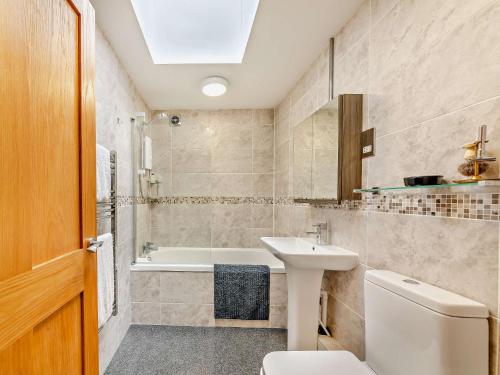 a bathroom with a toilet and a sink and a tub at 2 Bed in Bellingham 50500 in Bellingham