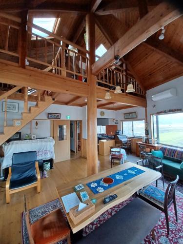 een grote woonkamer met een tafel en stoelen bij Kazeoka Sakuma - Vacation STAY 63930v in Iiyama