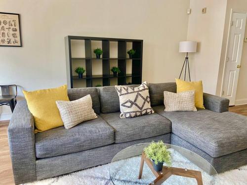 Gallery image of 105 Awesome 2BX2B With West Elm Sofa in Hoboken