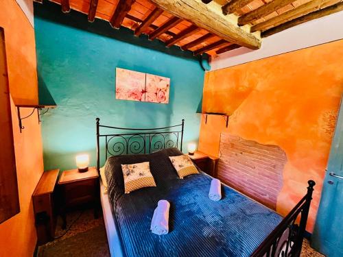 1 dormitorio con 1 cama negra en una habitación en Turquoise Rose Apartment, en Peccioli