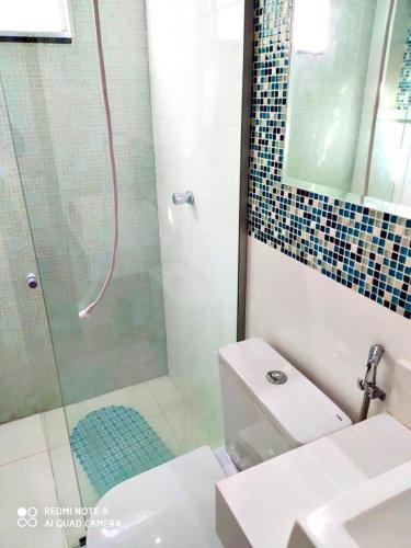ein Bad mit einer Dusche, einem WC und einem Waschbecken in der Unterkunft Casa linda in Anápolis