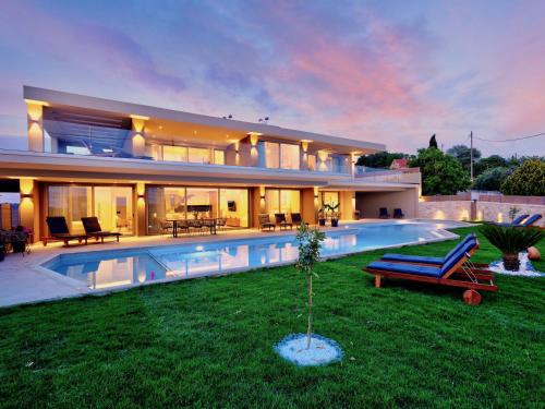 Bazén v ubytování Afionas Aethereum Luxury Villa Concept by DadoVillas nebo v jeho okolí