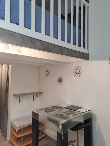 une cuisine avec un escalier et une table avec une cuisinière dans l'établissement Studio duplex, au Mans