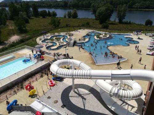 une vue aérienne d'un parc aquatique avec toboggans dans l'établissement Appartement neuf en plein cœur de la Bastide, à Libourne
