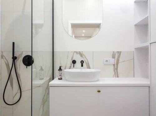 A bathroom at Helle Wohnung mit Designer-Renovierung