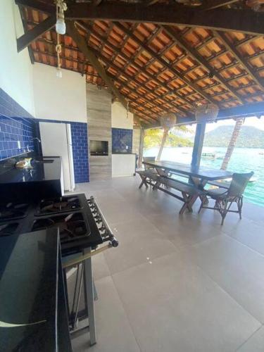 Fotografie z fotogalerie ubytování Casa de veraneio com deck em Passa Terra, Ilha Grande v destinaci Angra dos Reis