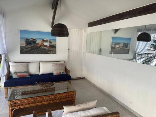 a living room with a couch and a glass table at Casa de veraneio com deck em Passa Terra, Ilha Grande in Angra dos Reis