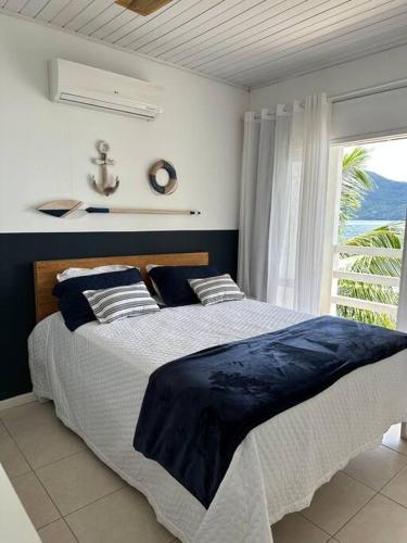 Postel nebo postele na pokoji v ubytování Casa de veraneio com deck em Passa Terra, Ilha Grande