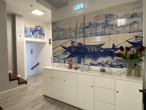 um quarto com uma parede com um mural de um barco em Guest House Triunfo no Porto