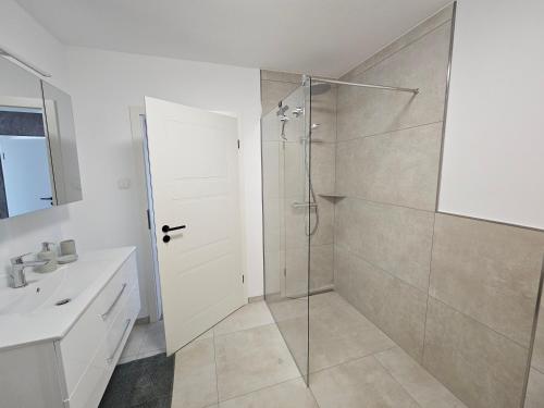 Et badeværelse på FeWo Landhaus Schölerberg l ruhige Lage