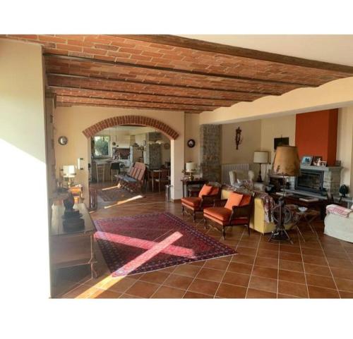 a living room with a couch and chairs and a living room at Villa Greta in Ponti