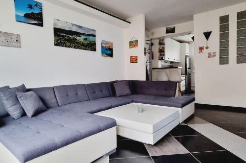 un salon avec un canapé et une table basse dans l'établissement *Le Pani Pwoblem* Plage & Centre, à Dunkerque